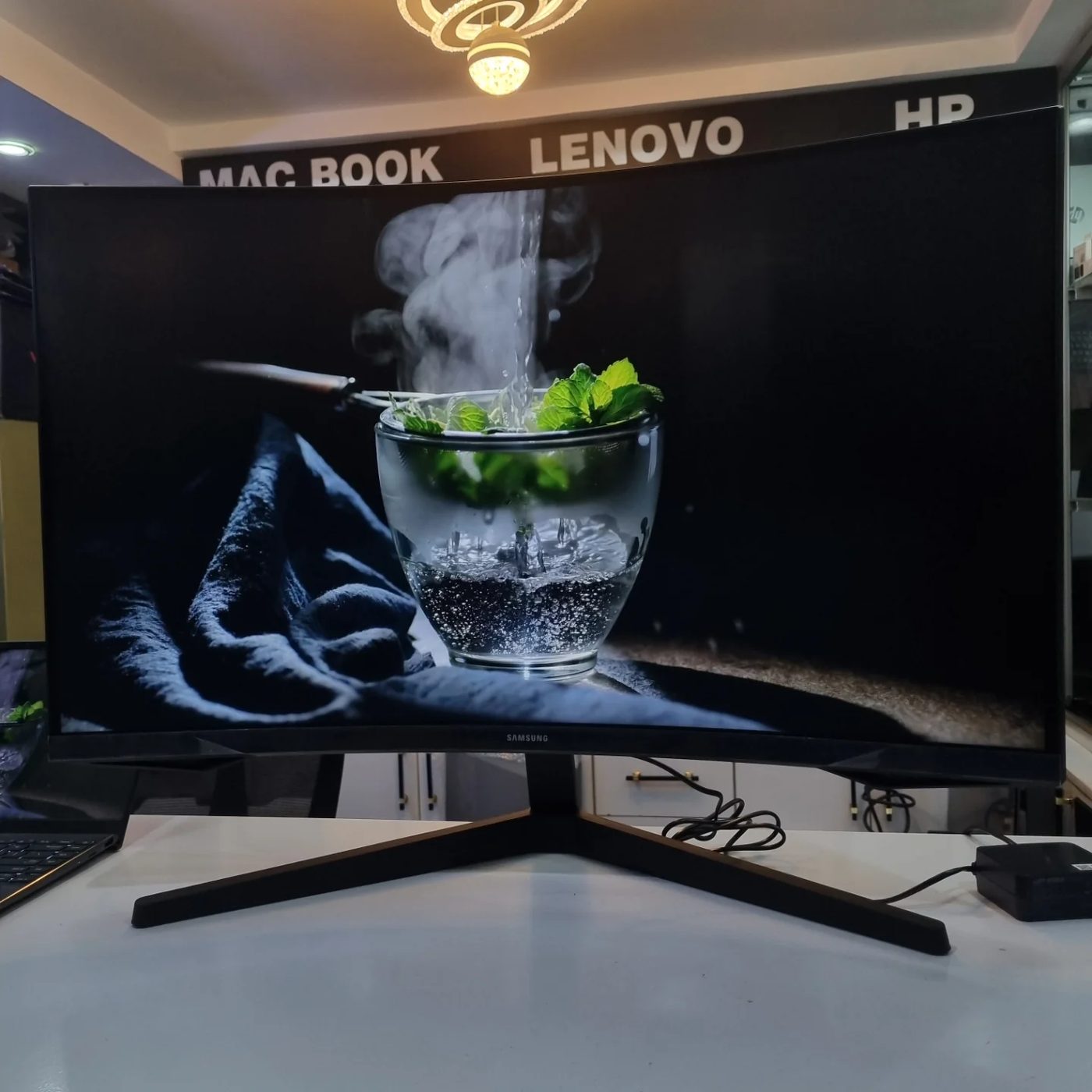 Écran gaming Samsung Odyssey G5 32" — vue 3