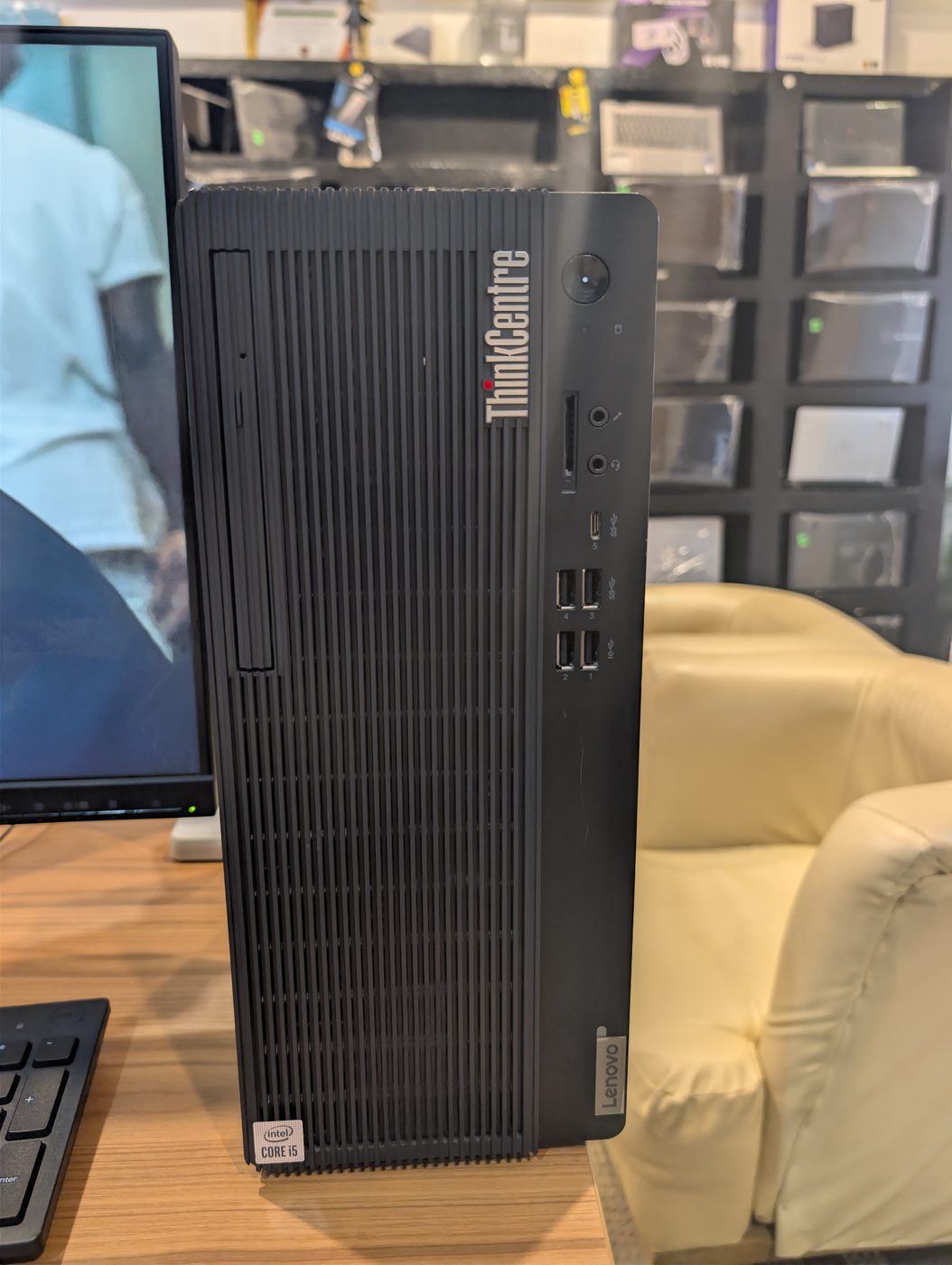 Lenovo ThinkCentre M70t (unité centrale) — vue 2